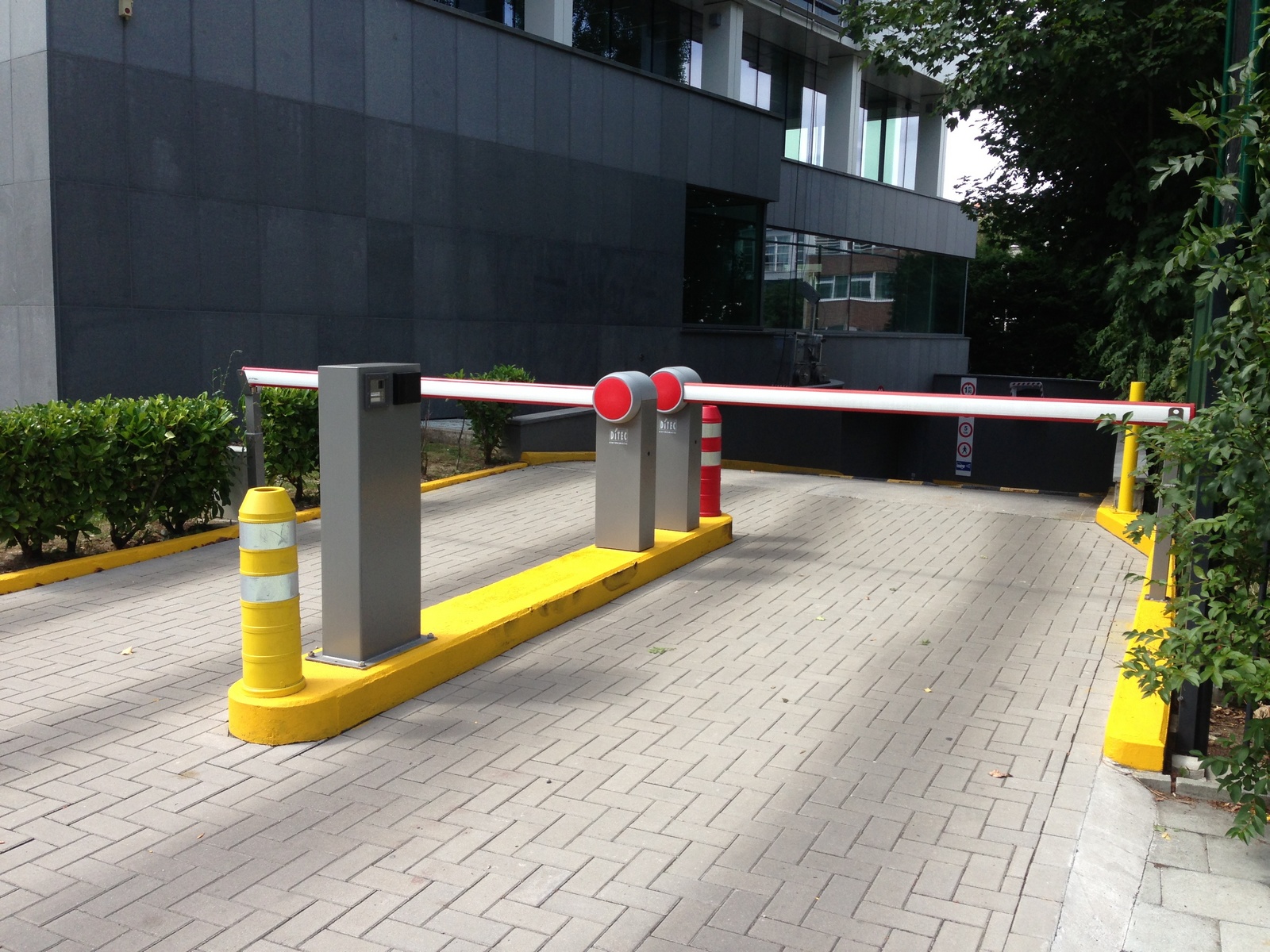 Barrière de parking AUTOMATIQUE à télécommande | Accès parking