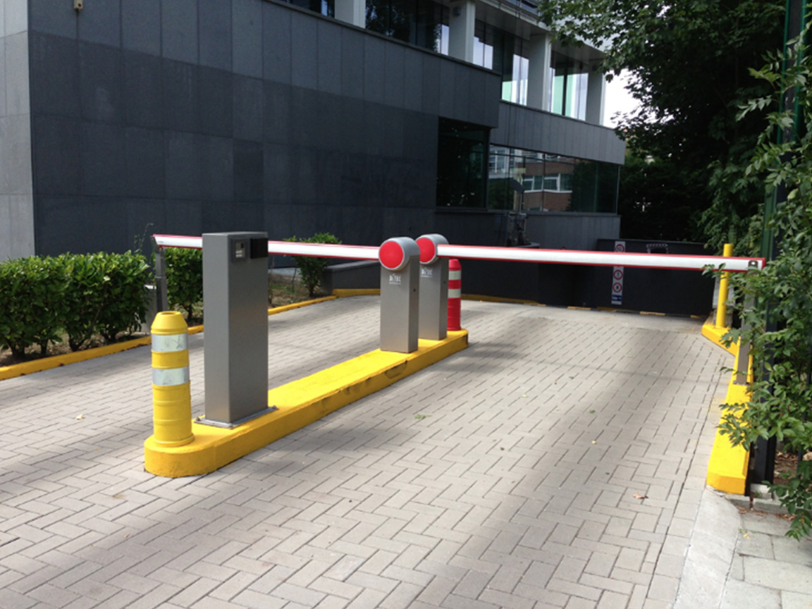 Barrière levante automatique de contrôle d'accès parking